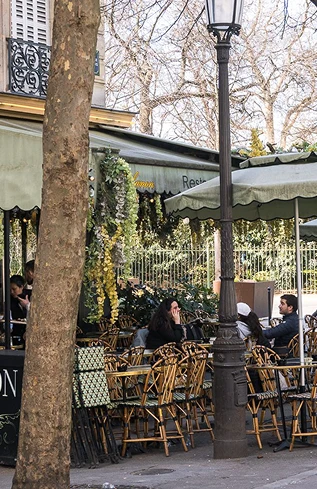 Café dans le quartier des Batignolles à Paris